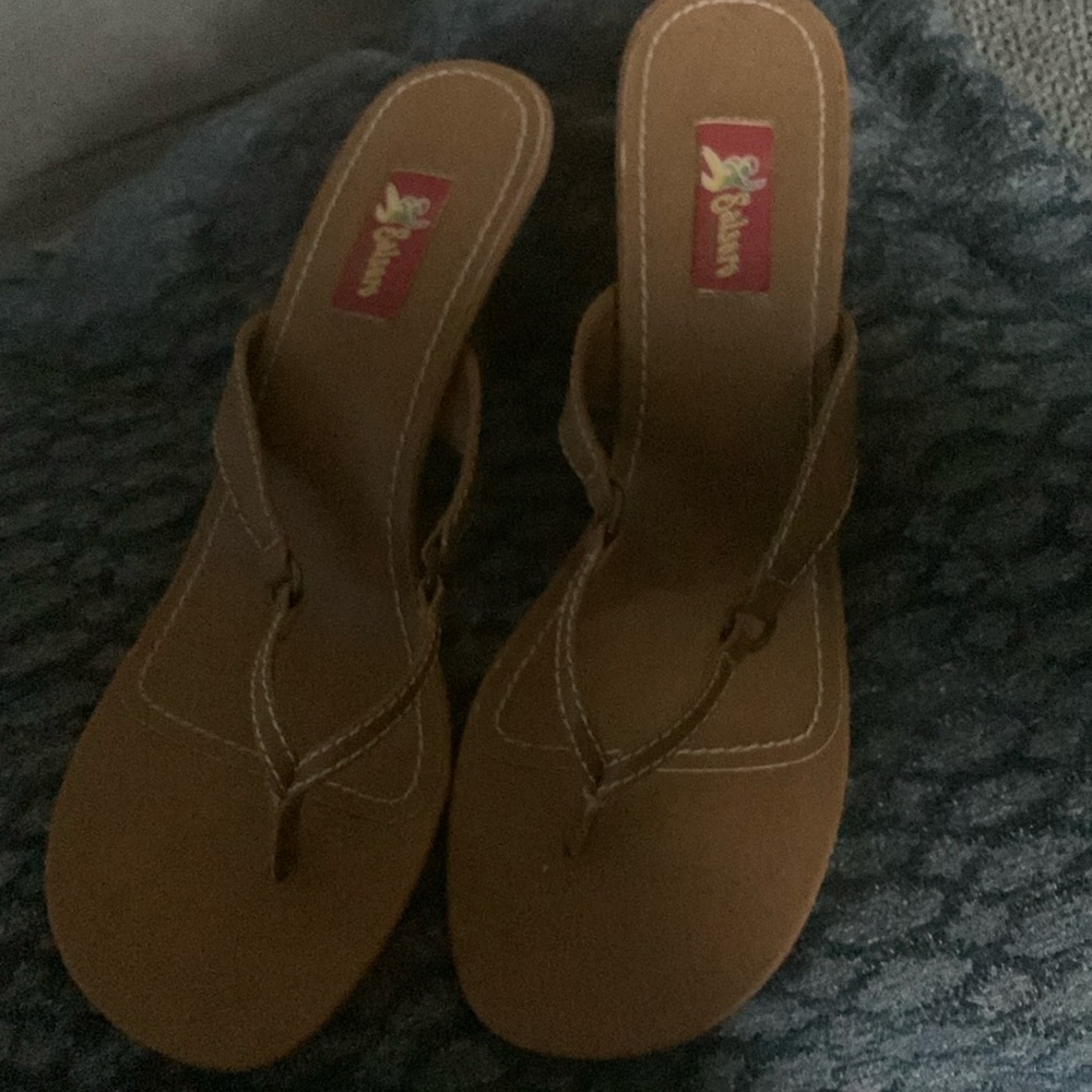 Size 11 Women Thong Tan/ 2.5-3inch Heels. Like New. Still have box.